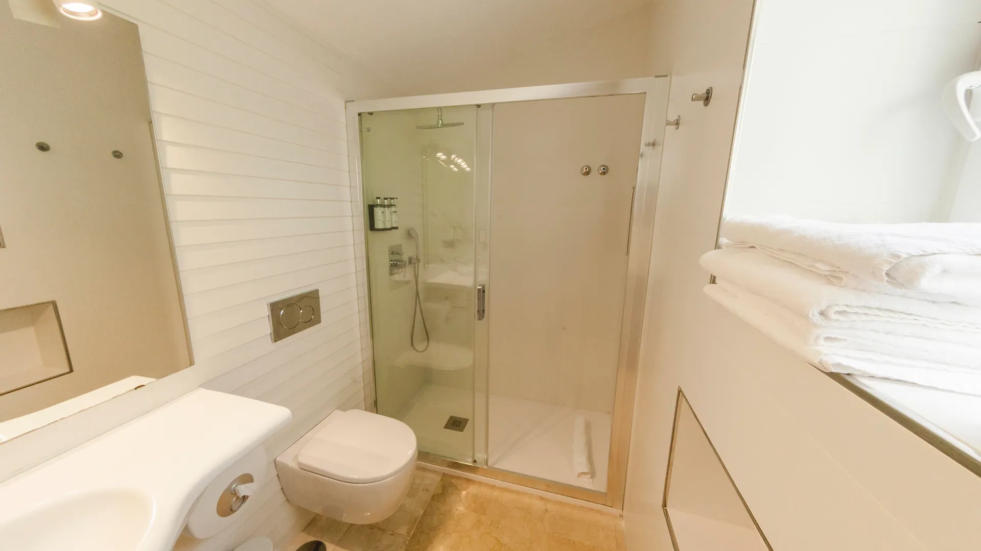 Hostal Apartamentos Abril Nerja 2*,  España