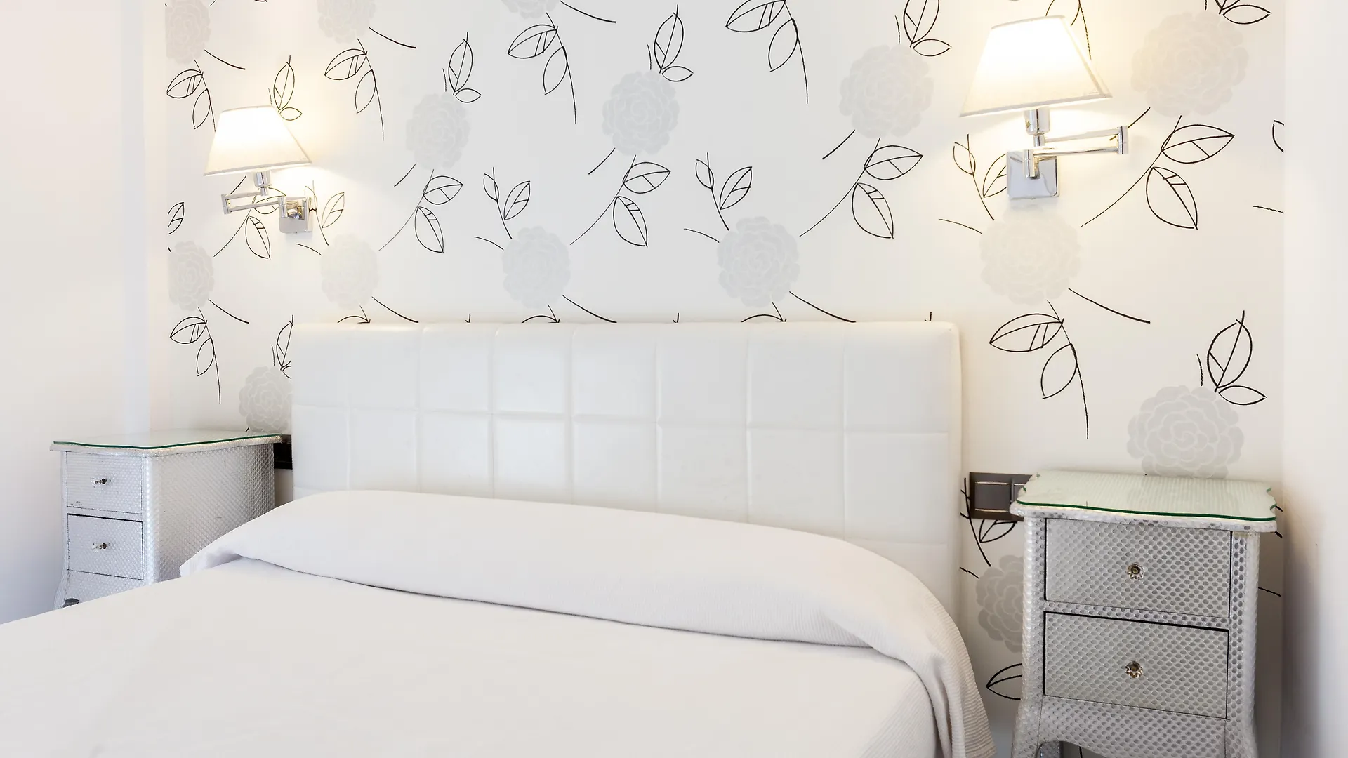 Hostal Apartamentos Abril Nerja 2*,