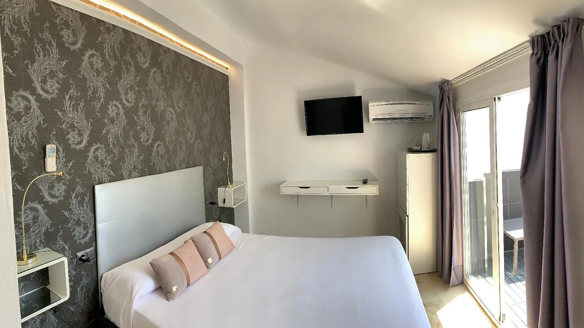 Hostal Apartamentos Abril Nerja