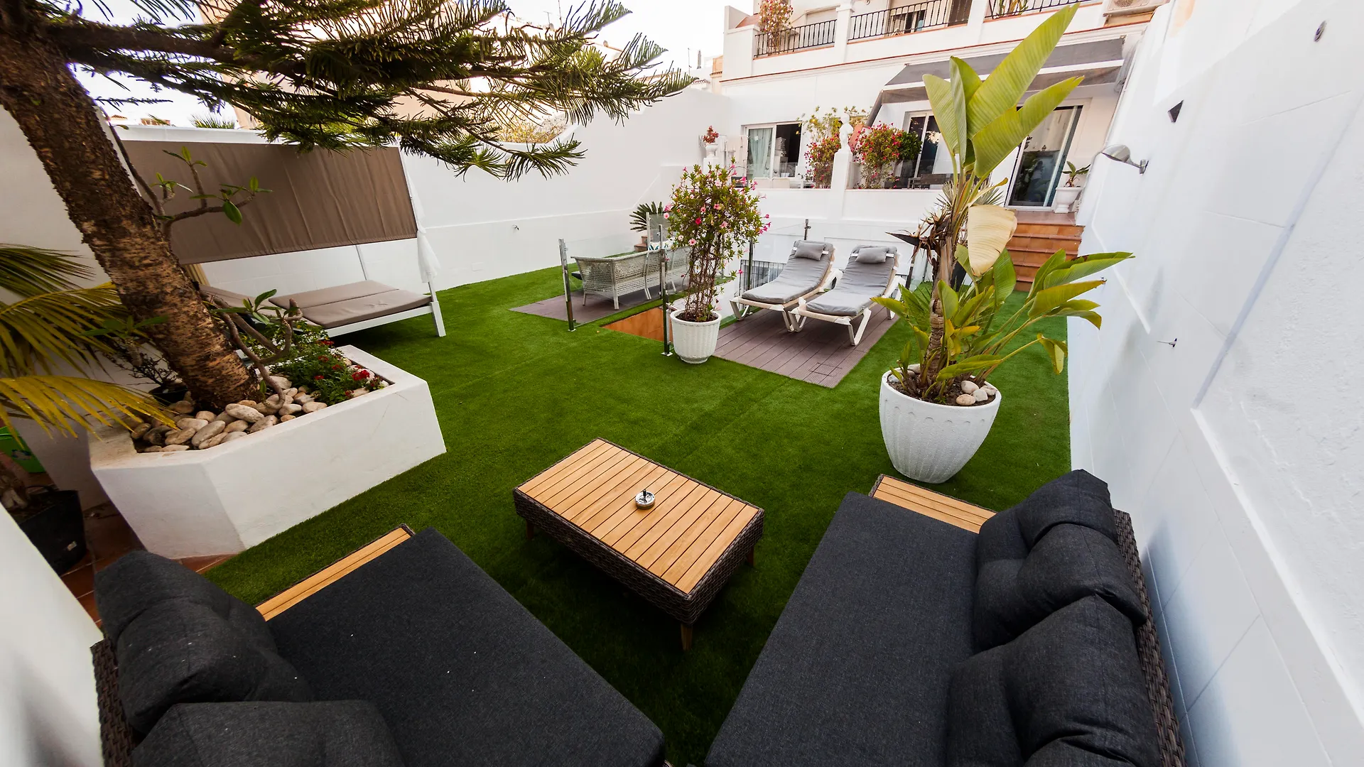 Hostal Apartamentos Abril Nerja 2*,  España