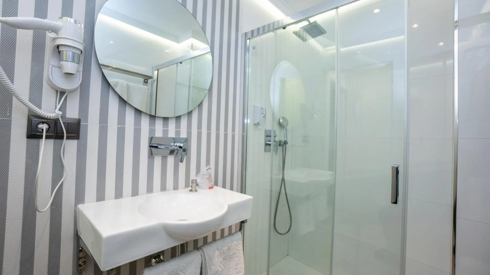 Pensión Hostal Apartamentos Abril Nerja